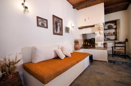 キサモスにあるKallimento-Dimitraのベッド1台(枕付)、暖炉が備わる客室です。
