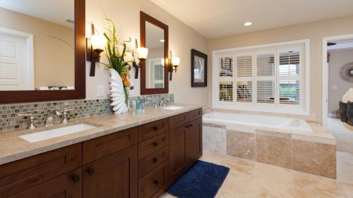 Koupelna v ubytování HAWAIIAN BLISS Relax and Reconnect in KaMilo 4BR Home With Views