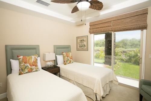 Postel nebo postele na pokoji v ubytování HAWAIIAN BLISS Relax and Reconnect in KaMilo 4BR Home With Views