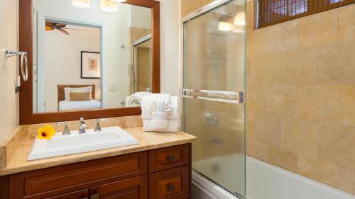 Koupelna v ubytování CORAL REEF Lush 4BR KaMilo Home with Heated Pool and Guest Cottage