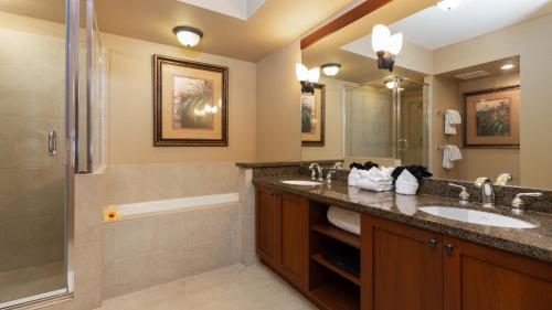 Koupelna v ubytování BY THE SEA VILLA Cheerful 3BR Halii Kai Home with Golf and Ocean Views