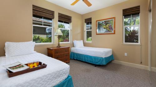 Postel nebo postele na pokoji v ubytování BY THE SEA VILLA Cheerful 3BR Halii Kai Home with Golf and Ocean Views