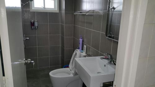 フレイザーズ・ヒルにあるComfyHome A3-5-6 5th Flr Mountaon viewの洗面台とトイレ付きの小さなバスルーム