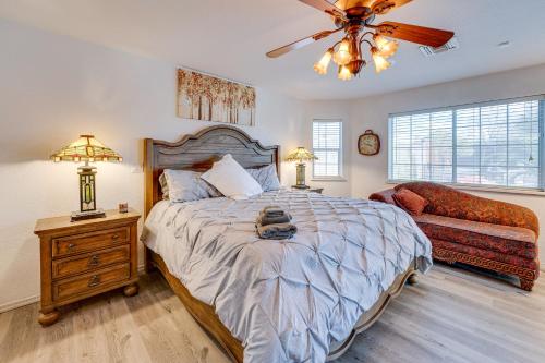 Postel nebo postele na pokoji v ubytování Pool, Spa and Mtn Views Lake Havasu City Home