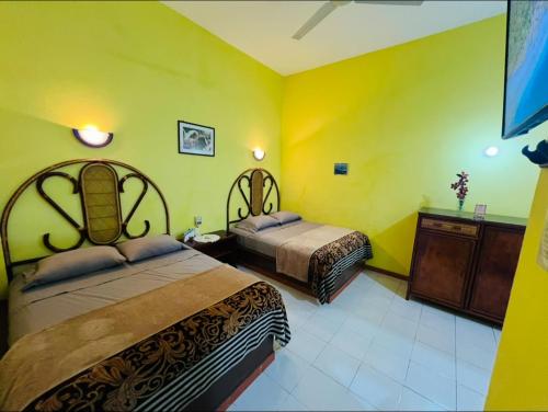 Giường trong phòng chung tại Hotel Magic Collinn