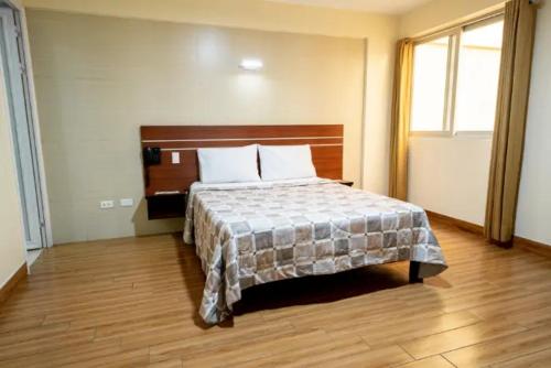 Ένα ή περισσότερα κρεβάτια σε δωμάτιο στο Hotel Century Inn