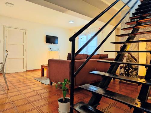 een woonkamer met een trap en een bank bij Delakay alojamientos 3 in Godoy Cruz