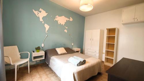een slaapkamer met een bed met een kaart aan de muur bij Delakay alojamientos 3 in Godoy Cruz