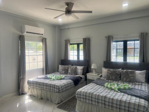 Postel nebo postele na pokoji v ubytování Happy Dolphin Villa