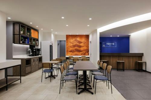 a restaurant with a bar with chairs and tables at Four Points Flex by Sheraton Tokyo Ueno in Tokyo