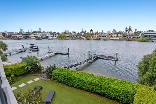 Una vista de un río con bancos y casas en 3BR Riverfront Retreat with Office, Pool & Pontoon, en Gold Coast