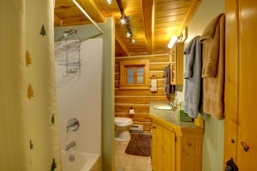 Vannituba majutusasutuses Honeys Cabin in McLeod Fish, Hike and Views!