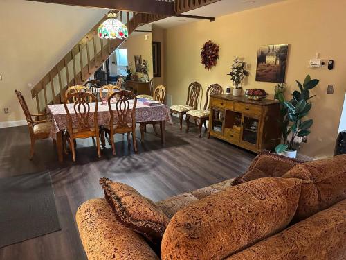 Posezení v ubytování WOW!! Ultimate Pocono Retreat, Hot Tub, Game Room, Deck, Lakes, Skiing, Pools