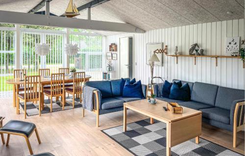 Χώρος καθιστικού στο 3 Bedroom Nice Home In Tarm