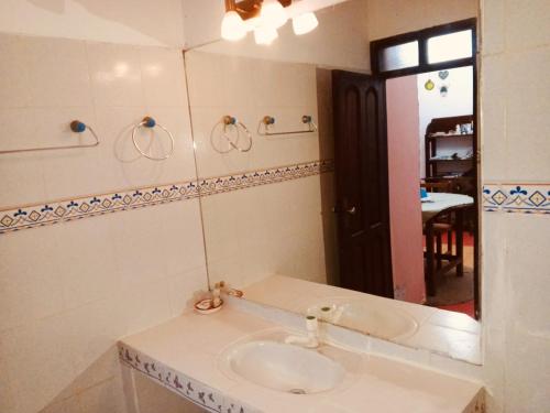 ein Badezimmer mit Waschbecken und Spiegel in der Unterkunft Bosque de Ángeles in Buena Vista