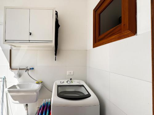 a small bathroom with a toilet and a sink at Casa Vista Verde in Paraty