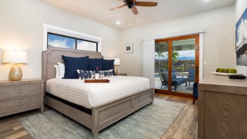 Un dormitorio con una cama con almohadas azules. en ❤PiH❤Aloha Paradise Large Private Pool Waterfall Spa PLUS 2024 Resort Pool Passes, en Waikoloa