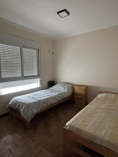 Giường trong phòng chung tại 1ro de Mayo hermoso depto céntrico