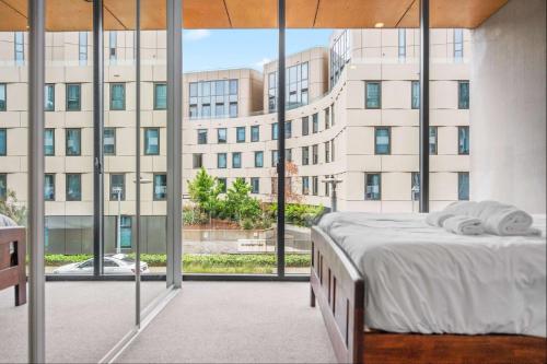 Ένα ή περισσότερα κρεβάτια σε δωμάτιο στο Light Filled 2BDR Loft in Kingston with Parking