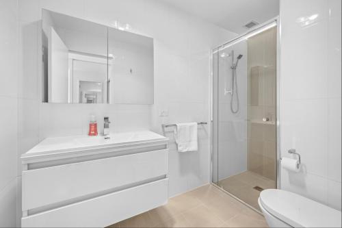 Ένα μπάνιο στο Light Filled 2BDR Loft in Kingston with Parking