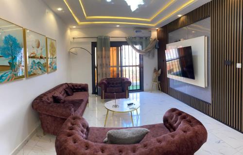 Una sala de estar con dos sofás y una mesa. en Un luxe à Ngor, en Dakar