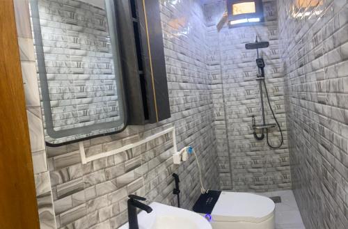 Un baño con ducha, inodoro y lavabo. en Un luxe à Ngor, en Dakar