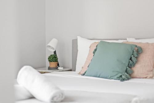 En eller flere senge i et værelse på Cozy Queen Room - Close to Eateries & Shops - Shared Bathroom