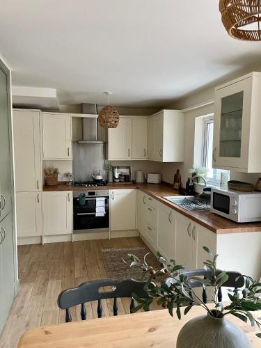 Η κουζίνα ή μικρή κουζίνα στο Arlo Townhouse Enniskillen