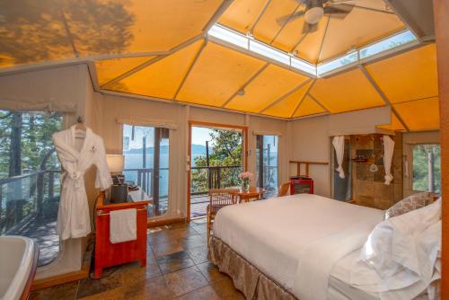 Postel nebo postele na pokoji v ubytování Rockwater Secret Cove Resort