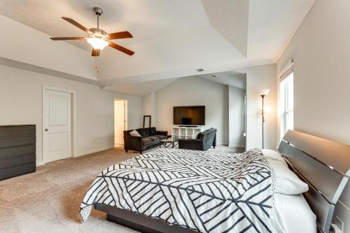 Ένα ή περισσότερα κρεβάτια σε δωμάτιο στο Aiken Townhome 5 Mi to Dtwn and Horse Track!