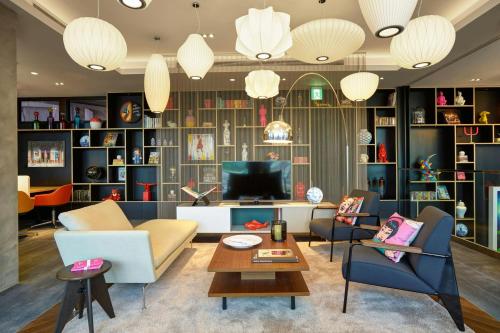 Un lugar para sentarse en citizenM Taipei North Gate