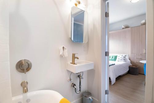 Koupelna v ubytování The Arts