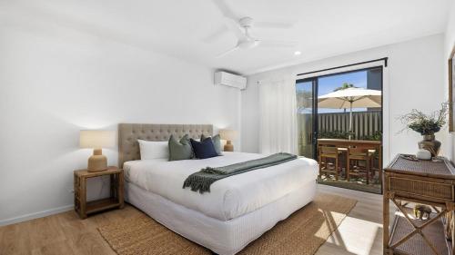 Postel nebo postele na pokoji v ubytování Echoes - Luxury Home Beach Views Walk to Cafes