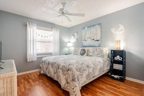 ブレーデントンにあるAmi, 2 Heated Pools, Img, 2 Hot Tubs, Pickleballのベッドと天井扇風機のある寝室