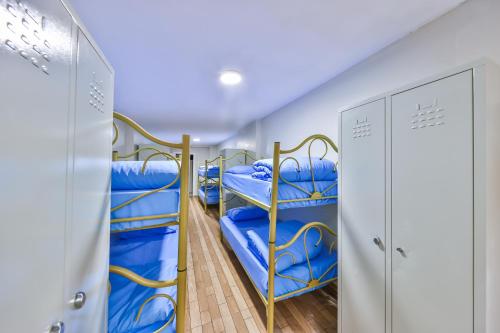 Palanda nebo palandy na pokoji v ubytování Gökçe Pansiyon - Only men