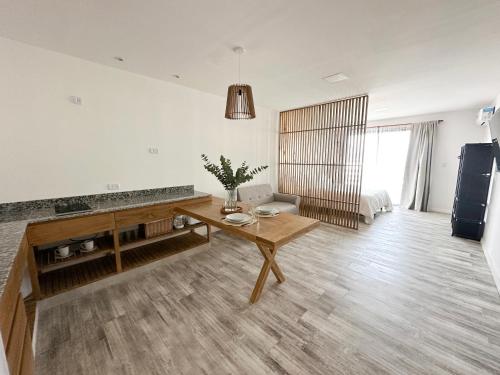 een woonkamer met een houten tafel en een bank bij Aero Suites Salta in Salta