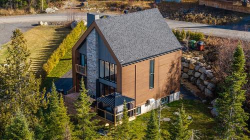 une vue aérienne d'une maison au toit gris dans l'établissement Boho Vibes Cottage, à Sainte-Lucie-de-Doncaster