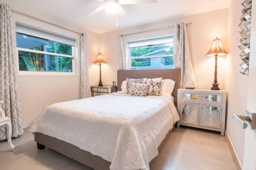 Postel nebo postele na pokoji v ubytování Wilton Manors Twin Oasis | 2 Heated Pools, For 12