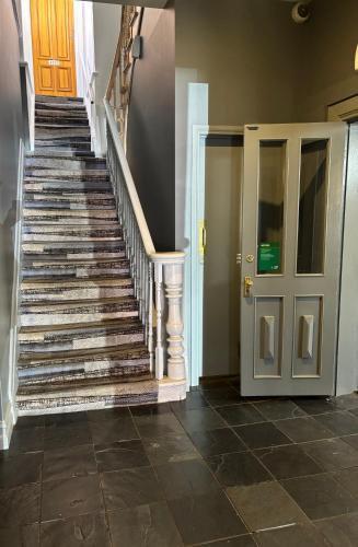 una scala in un edificio con una porta di Echuca Hotel a Echuca