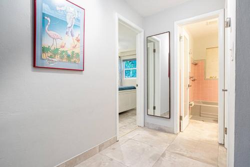 Koupelna v ubytování Wilton Manors Twin Oasis | 2 Heated Pools, For 12