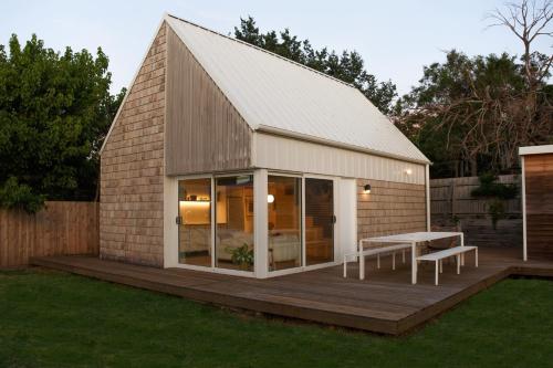 Casa pequeña con terraza y mesa en The Hillside Project, en Frankston South