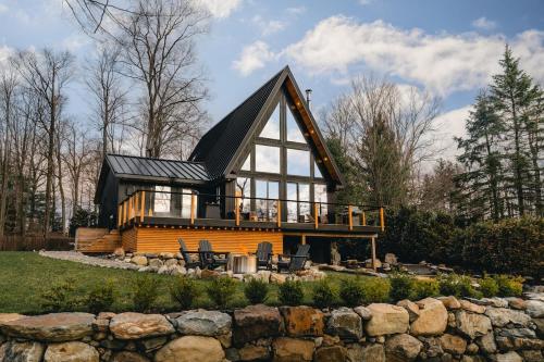 ein kleines Haus mit einem Gameradach in der Unterkunft Paddle Point in West Milford