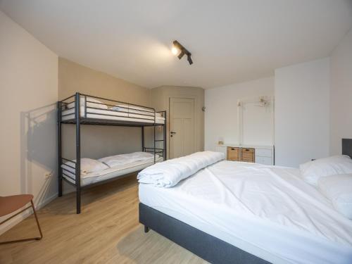 Miami WijkにあるHoliday Home in Middelkerke near beachのベッドと二段ベッドのある寝室