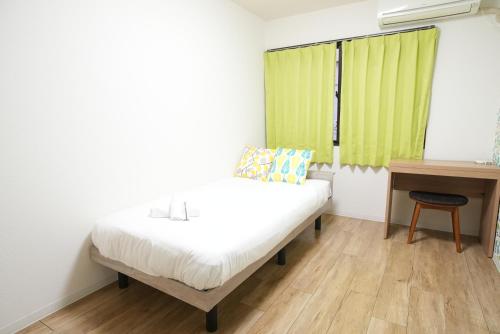 En eller flere senge i et værelse på Guest house ENJOY