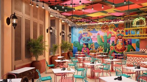 un restaurante con mesas y sillas y un mural colorido en Beach Palace Family Resort & Spa - All Inclusive, en Cancún