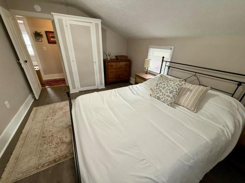 Ένα ή περισσότερα κρεβάτια σε δωμάτιο στο The Yellow Brick House