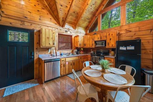 Kuchyň nebo kuchyňský kout v ubytování Honey Bear Getaway - Hot Tub Jacuzzi Sleeps 6