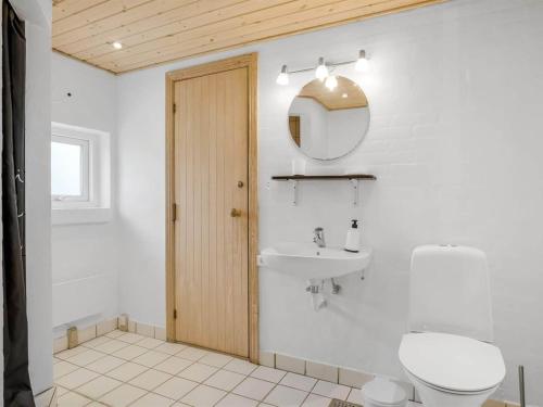 Ένα μπάνιο στο 4 star holiday home in Harboøre
