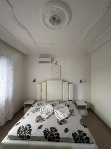 a bedroom with a bed and a ceiling at Appartement au centre-ville in Brazzaville