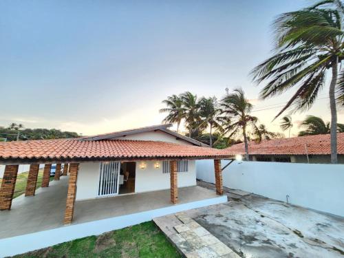 Cette villa offre une vue sur l'océan. dans l'établissement Casa Maré Panaquatira, à São José de Ribamar